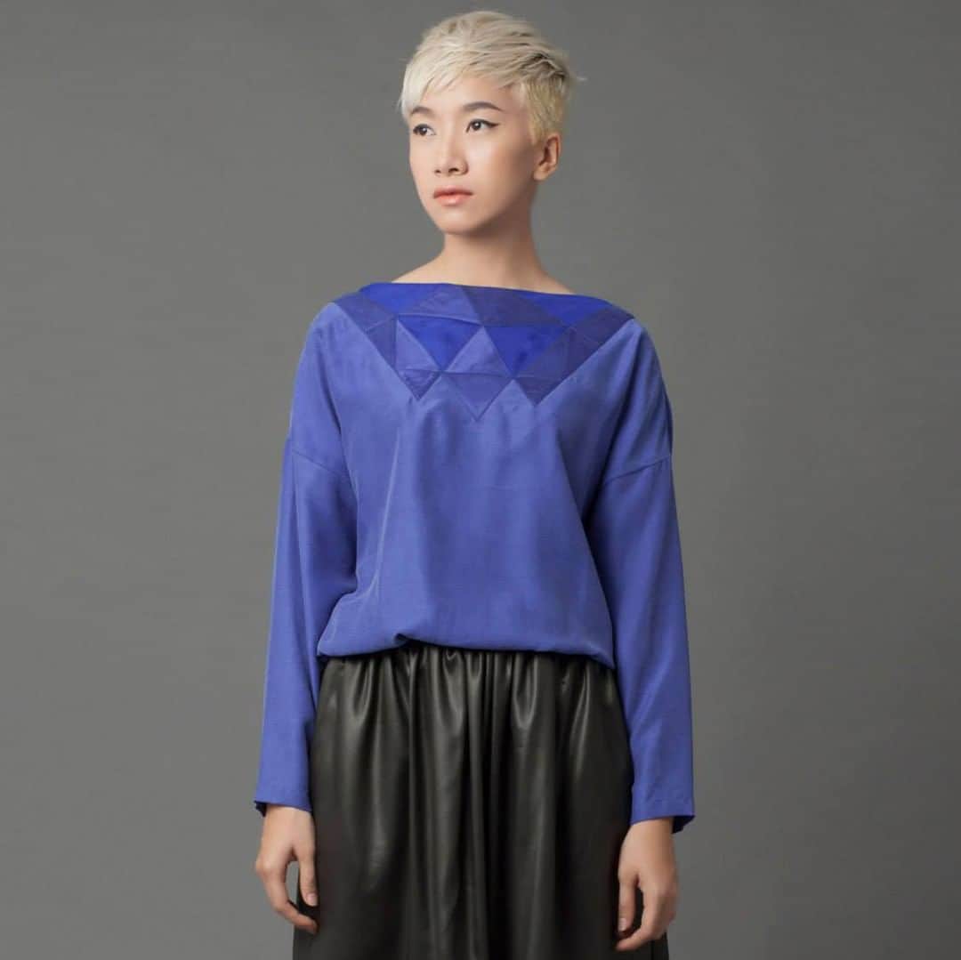 リンダマイフンのインスタグラム：「Kyoto Top (Hiver 14-15 Linda Mai Phung) est fabriqué en Lyocell.⁠ Une matière produite à partir de pulpe d’arbres variés (feuillus, eucalyptus, bambous, etc). Ces arbres proviennent de forêts gérées durablement et certifiées FSC (Forest Stewardship Council). Il s’agit d’une matière artificielle : à mi-chemin entre le naturel et le synthétique. C’est une fibre dite « régénérée », naturelle modifiée par l’homme (cellulosique), sans procédés chimiques nocifs.⁠ La pulpe est ensuite dissoute dans un solvant naturel et non toxique, on en récupère un extrudât qui constituera la base de la fibre. Le solvant est recyclé en circuit fermé à 99%, économisant ainsi de l’eau et de l’énergie. ⁠ ⁠ Très douce et légère, cette matière peut remplacer la viscose ou la soie dont les caractéristiques au toucher sont similaires, mais dont la fabrication est plus polluante ou très consommatrice d'eau.⁠ Source: thegoodgoods.fr⁠ ⁠ 🇬🇧Kyoto Top (Winter 14-15 Linda Mai Phung) is made of Lyocell.⁠ A material produced from the pulp of various trees (hardwoods, eucalyptus, bamboos, etc.). These trees come from sustainably managed forests and FSC (Forest Stewardship Council) certified. It is an artificial material: halfway between natural and synthetic. It is a so-called "regenerated" fiber, natural modified by humans (cellulosic), without harmful chemical processes.⁠ The pulp is then dissolved in a natural and non-toxic solvent, an extrudate is recovered which will constitute the base of the fiber. The solvent is 99% recycled in a closed circuit, saving water and energy.⁠ ⁠ I chose this material because it is very soft and light, this material can replace viscose or silk whose characteristics to the touch are similar, but whose manufacture is more polluting or very consuming water.⁠ Source: thegoodgoods.fr⁠ ⁠ #fash_rev_france ⁠#lindamaiphung #sustainabledesign #fashion #tencel #fash_rev #responsiblefashion #ecoconception #lyocell #tencel #sustainablefashion #slowfashion #green #ethicalfashion #love #ethical  #modeethique #mode #designer #france #parisian #ecoresponsable #responsible #style #fashionrevolution #fashionpost #socialfashion #instafashion⁠ ⁠ ⁠ ⁠ ⁠ ⁠」