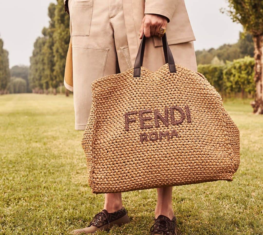 Fendiさんのインスタグラム写真 - (FendiInstagram)「From oversized canvas totes to vulcanized low-profile sneakers created in collaboration with @moonstar_jp, the latest #FendiSS20 accessories are at once fashion-forward and able to slot seamlessly into your everyday wardrobe.  Creative Director: @SilviaVenturiniFendi #SilviaVenturiniFendi Photographer: #LucaGuadagnino Video by: #LucaGuadagnino Model: @official_romaine @detesta.etienne Stylist: @ganio」4月23日 2時01分 - fendi