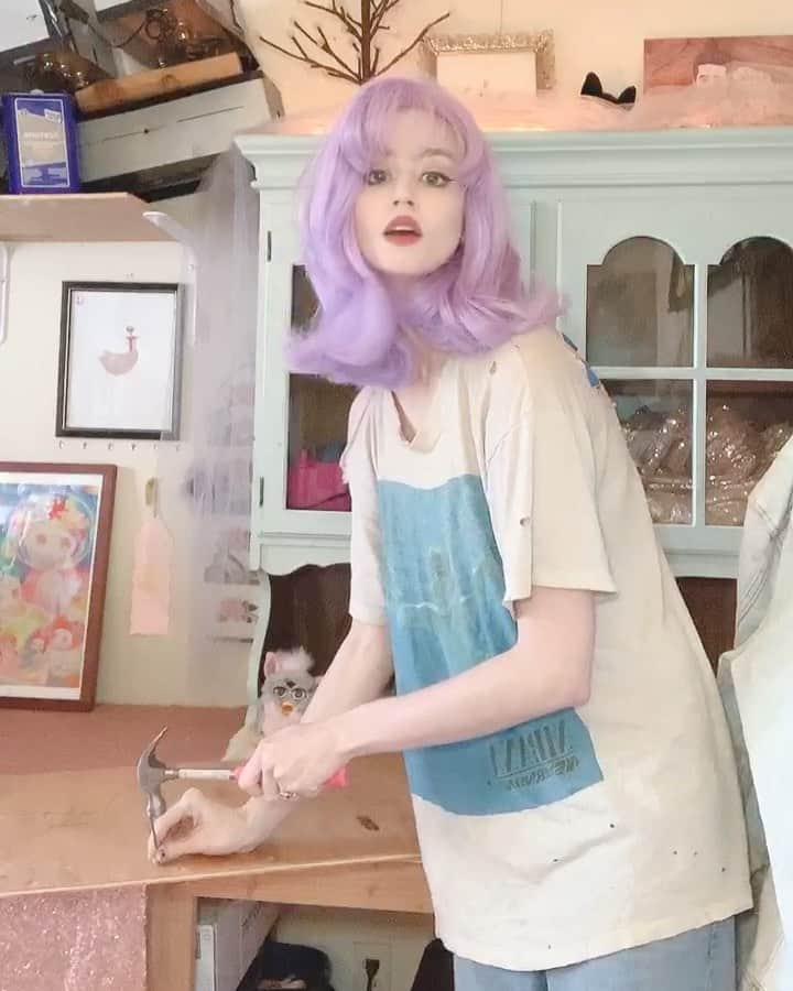 アリソン・ハーバードのインスタグラム：「ART DAY TODAY 3pm PST~ with me on Twitch (LINK IN BIO) or @electricfeelsparty livestream (follow them!!) ACTIVITY: We will be painting a cute background (of any kind) and listening to music together...I’ll be answering any questions! art or antm related, literally whatever ❤️ Pick a fun background to paint!  WHY?  Because I will show you how to make an erupting volcano which will go in front of your background. LOL  SUPPLIES:  Paint Paper Vinegar Baking soda Shot glass Coffee filter  Food coloring (optional but is fun)  Photo by @deathc」
