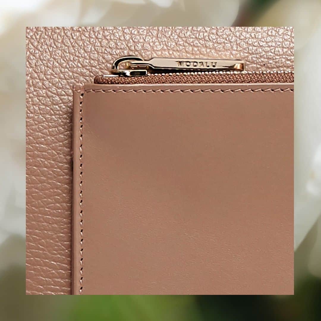 モダルーのインスタグラム：「Clean lines and luxe hardware have been combined to create this distinctively structured shape. Use SALE20 for an extra 20% off at the checkout #ModaluMoments」