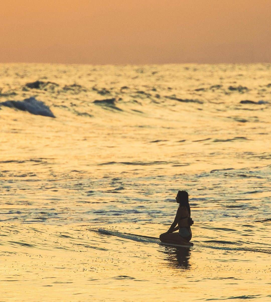 サヌークさんのインスタグラム写真 - (サヌークInstagram)「Happy Earth Day! ✌️🌎 While we cannot celebrate in person, we can still come together virtually to help make a difference. Take this moment to think about your happy place. Visualize it as vibrantly as you can. Channel the feeling you get when you’re there… Now, think about all the ways you can help ensure that epic enjoyment for your family, friends, and fellow enthusiasts. ⠀ ⠀ With that vision, we’re proud to dig our toes in the sand along side @Surfrider and the ongoing efforts to amplify environmental awareness and action. 💚 ⠀ Visit the link in our bio to learn about about the this legendary day and get the latest rundown on this ever-changing landscape. #Sanuk #ProtectYourHappyPlace #SurfriderEarthDay 👣」4月23日 2時06分 - sanuk