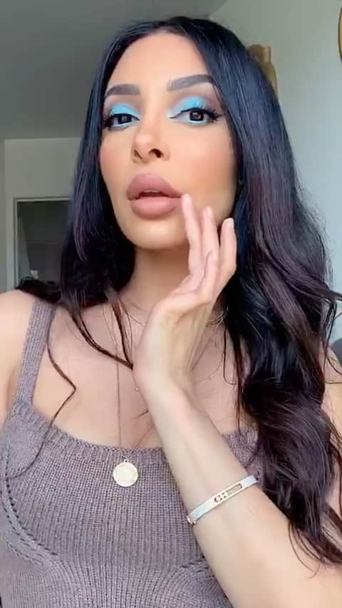 sananasのインスタグラム：「Des délires comme celui là j’en veux tous les jours 😍Toujours quelqu’un qui te tend le produit pile au moment où tu en as besoin ahah ce serait bien ça non ? Avec les copains @elsamakeup @monblogdefille @richaard2609 @horia_insta et @raphael.carel 💚 A votre tour de faire ça avec vos potes maintenant ! N’oubliez pas le #MakeupSwapChallenge pour que l’on puisse aller voir ! #Les6Fantastiques #GoodVibesOnly」
