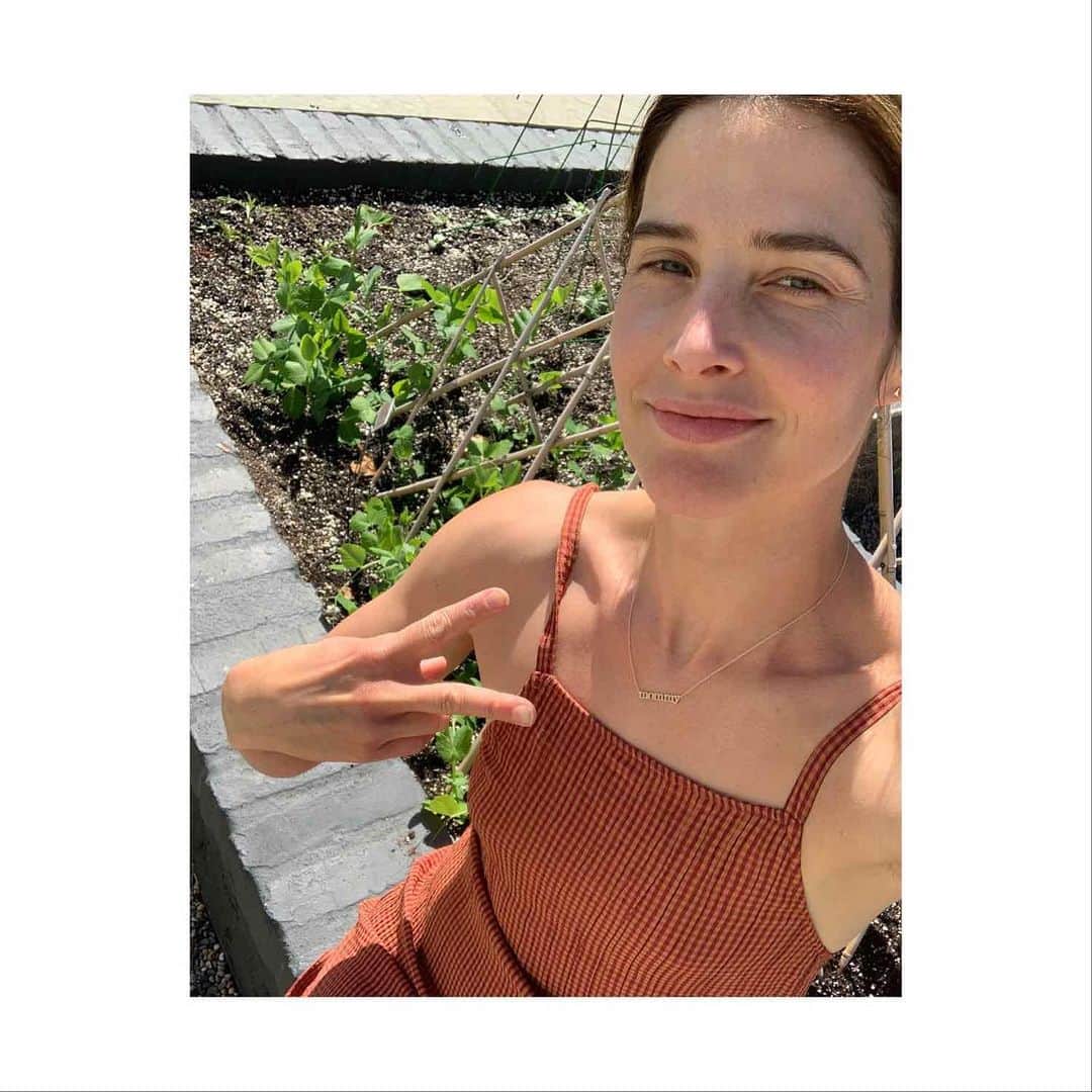 コビー・スマルダーズのインスタグラム：「Happy #Earthday Everyone!! Just me and my peas.  I think that being isolated together gives us an opportunity to look at the way we can lower our carbon footprint and help our planet. Here are a few things I am doing...if your interested in them please head to my stories to find out where to find these products. If your looking for a place to put your dough, please consider donating to @oceana who is doing incredible work preserve our oceans.  1. Eating Less Animal Products I only eat animal products for one meal a day. This is the greatest way you can help the environment. Maybe start with implementing @meatlessmonday in your life. Reducing your consumption of meat helps lower your carbon footprint, saves water, lowers the use of fossil fuels and is great for your heart and kidneys!  2. Shop a CSA Farmbox Support a local CSA (community supported agriculture), get veggies from local farms in your area delivered to your house. Here in California I get the CSA box from @FarmFreshToYou that is delicious! Or find a Farmers market when we are out of isolation.  3. Replace Single Use Plastic Storage Bags A small, easy and affordable green option is replacing your single use plastic bags with STASHER BAGS. @stasherbag  4. Smart Sheep Dryer Balls Replacing the standard chemical filled dryer sheets and fabric softener, these @dryer.balls cut drying time, soften your clothes and reduce static. They are made in Nepal and packaged by work at home moms in Utah, employing over 150 women and minorities with a strong living wage.」