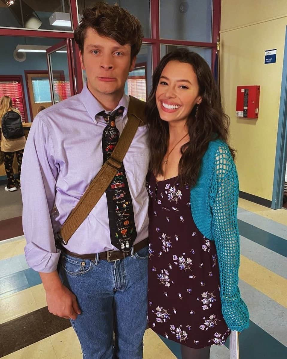 クロエ・ブリッジスのインスタグラム：「My episodes of Schooled start tonight! In honor of Earth Day I show up as someone who’s VERY passionate about composting. Brett’s more excited about it than he looks. @SchooledABC Wednesdays at 8:30/7:30c」