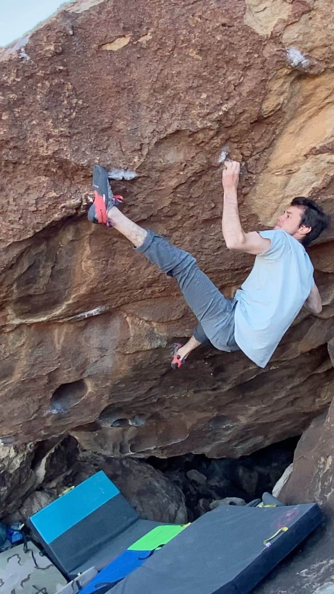 ポール・ロビンソンのインスタグラム：「Such a rad one from hueco! I can’t wait to get back outside climbing :) hopefully soon! Video: @lizzy.ellison #bouldering」