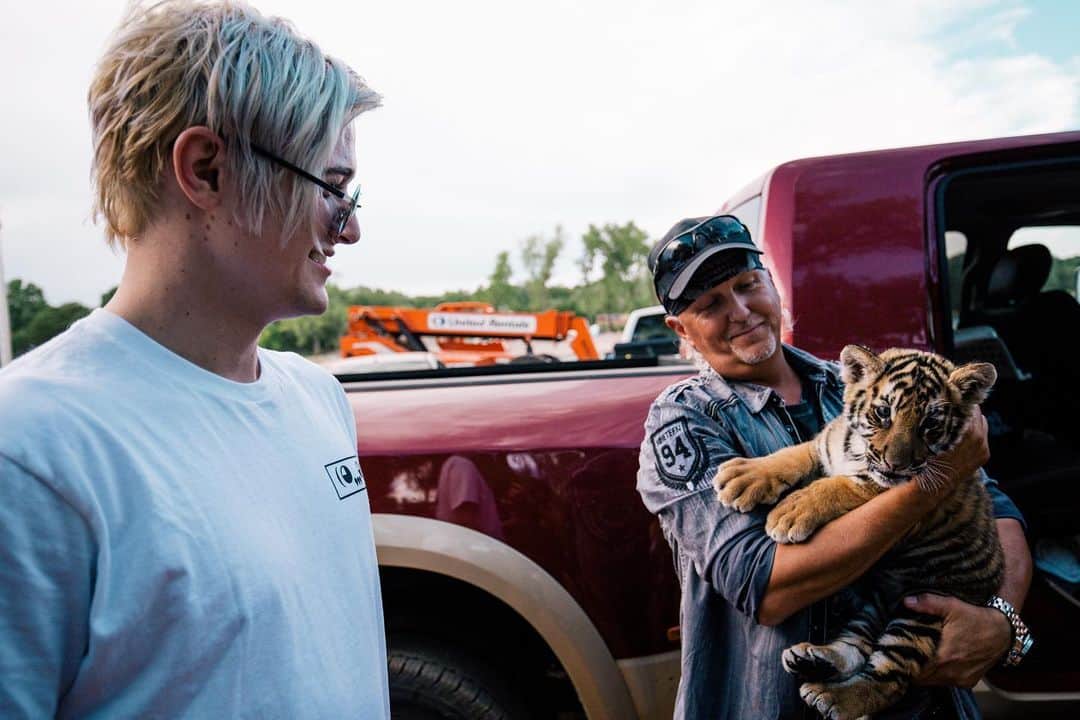 Ghastlyのインスタグラム：「Holy shit... this pic just got sent to me, I had no idea I met jeff from tiger king...」