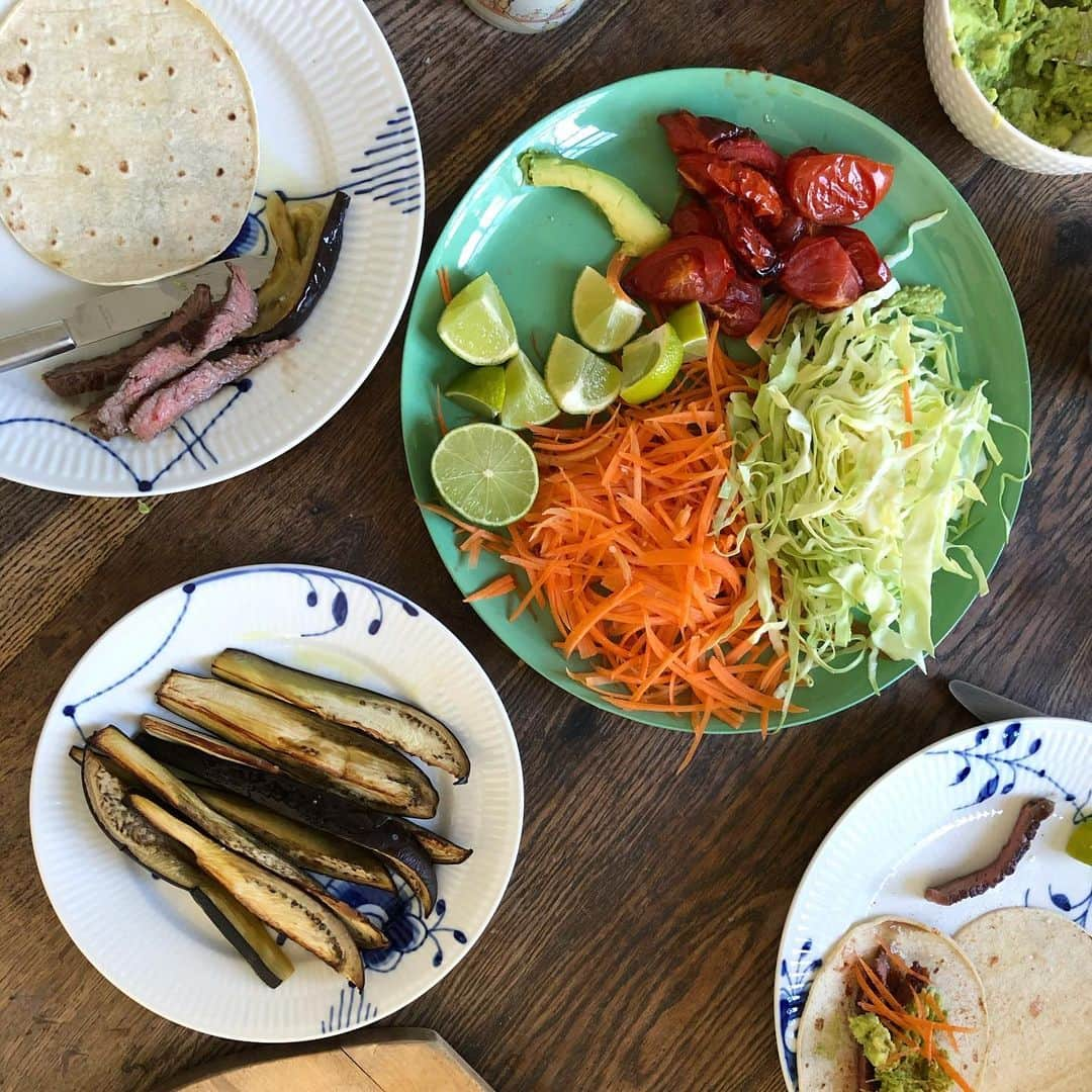 レイチェル・クーさんのインスタグラム写真 - (レイチェル・クーInstagram)「A bunch of veg, a few slices of meat (optional) and some wraps. My go to meal when I have a bunch of stuff in the fridge to use up. How do you transform your fridge odds and ends? 🌽🥬🥒🍅」4月23日 3時05分 - rachelkhooks