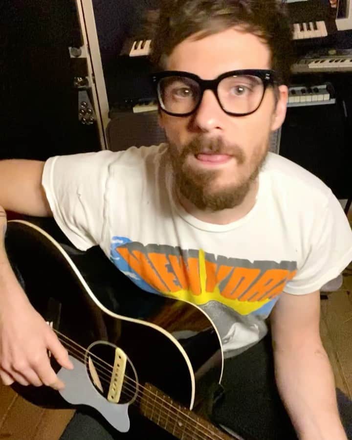 マシュー・カマのインスタグラム：「Gonna play some tunes live on Instagram this Friday at 6:00pm PST. What do you wanna hear? ALL REQUEST HOUR !!!! Sorta.」