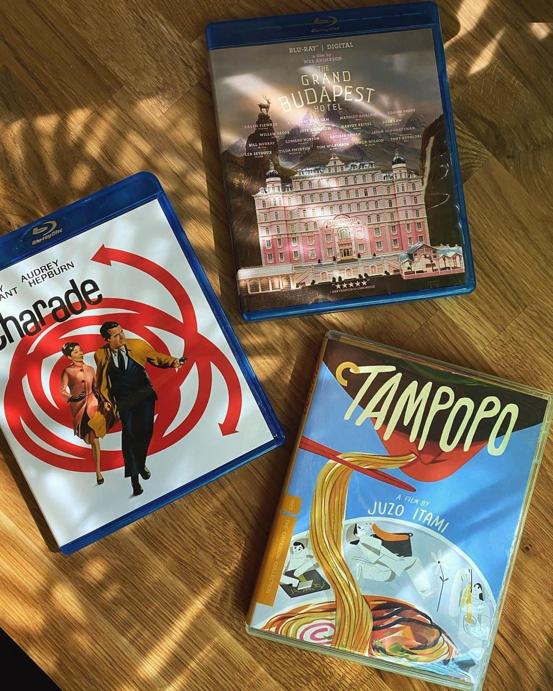 ステファニー・ヨーステンのインスタグラム：「Quarantine viewings 🍿  Some movies I’ve recently watched and enjoyed 🎞  #tampopo #タンポポ #thegrandbudapesthotel  #charade #audreyhepburn」