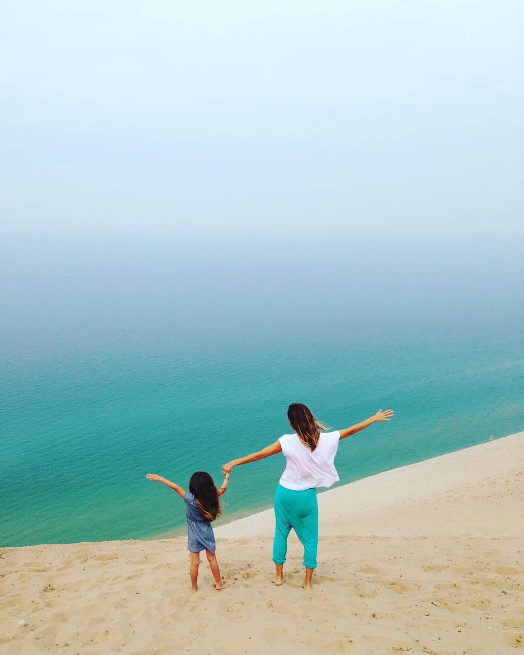 サーフバザーさんのインスタグラム写真 - (サーフバザーInstagram)「This is Michigan and the great lakes behind at an incredible sand dune called Sleeping Bear Dunes.  Try to convince me that our planet is not fucking incredible #earthday #saveourplanet」4月23日 3時23分 - surfbazaar