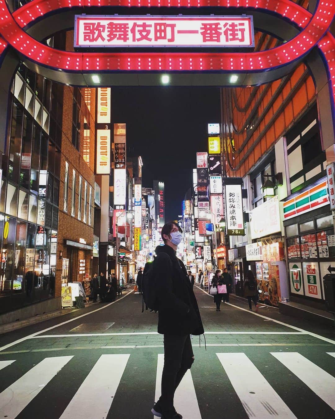 桿子 Drumstickのインスタグラム：「I want to go to Tokyo again... #歌舞伎町 #travel #mask #night #street #photography #被写体 #男の子 #tokyo #kabukicho」