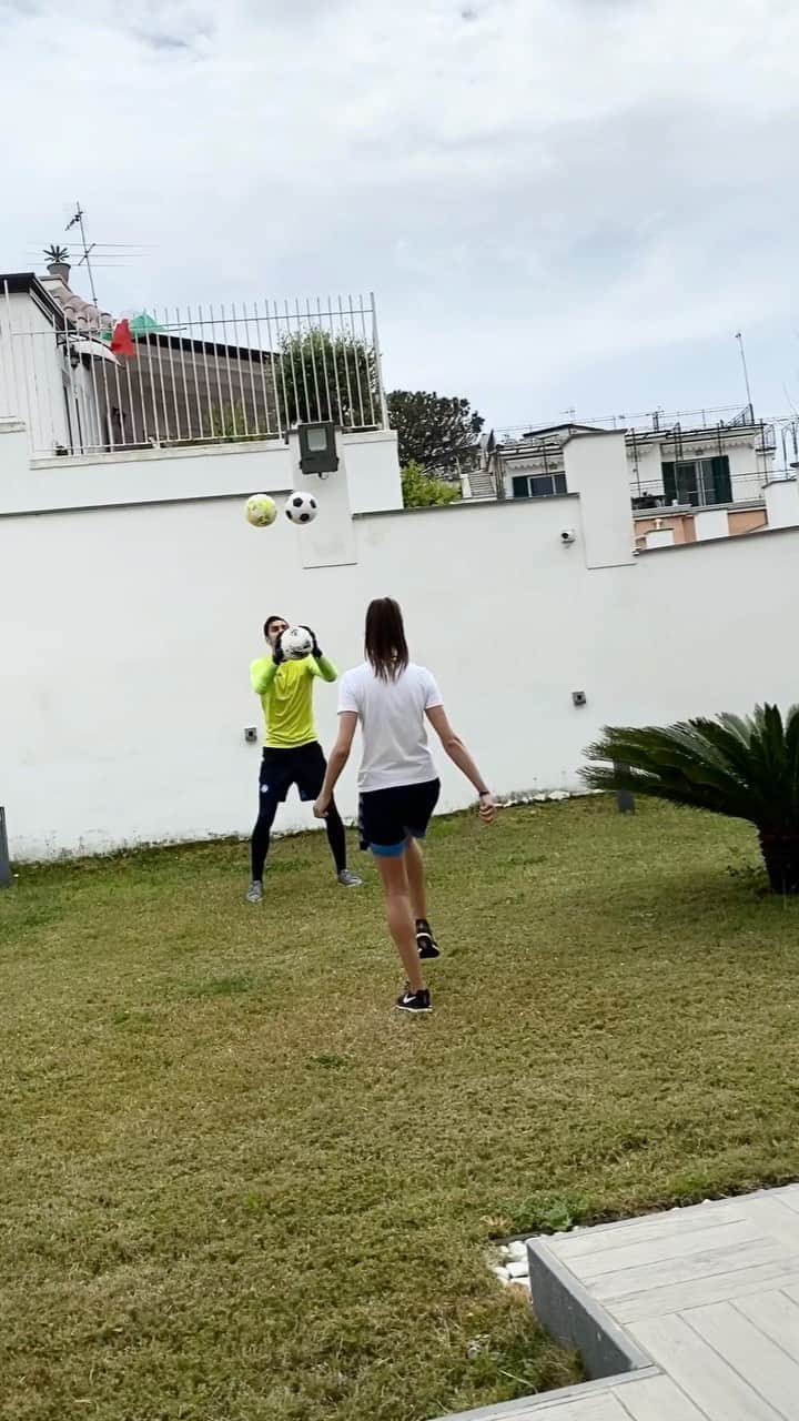 アレックス・メレットのインスタグラム：「La voglia di tornare in campo è tanta, nel frattempo @_deboraromano_ continua ad allenarmi 😂」