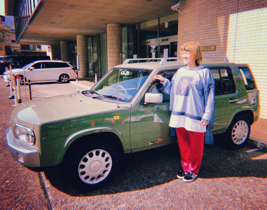 和田美枝さんのインスタグラム写真 - (和田美枝Instagram)「ラシーンと私🚗⚡️⚡️⚡️ #ラシーン @yochi2222  の車 #自分の車っぽく #私は免許なし #ゴッホロンTのうえに #メッシュ生地 #KBS京都ラジオに #市川くんタクシーで #1メーター #120円らしい #ありが㌧」4月23日 14時44分 - miewada