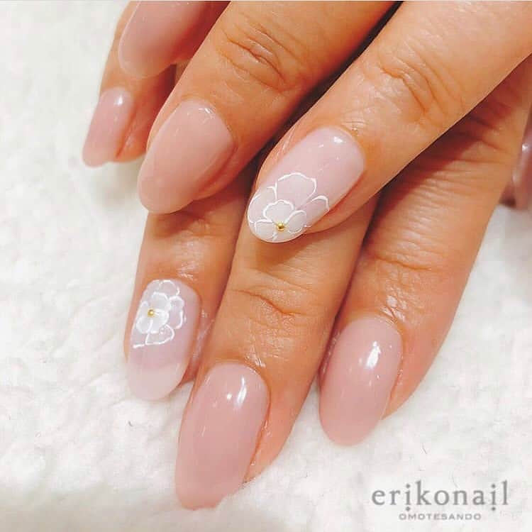 黒崎えり子さんのインスタグラム写真 - (黒崎えり子Instagram)「OMOTESANDO 渡部 Springnails 🌸 . ※5/6まで臨時休業となりご迷惑をおかけして申し訳ございません。また皆様にお会いできるのを心より楽しみにしております🙇‍♀️ #repost @erikonail_omotesando ・・・ ネイルデザイン✨ ・ .｡.:*flower nails🌸*:.｡. ・ 優しいナチュラルな色にポイントにお花を♡ OMOTESANDO 渡部 ・ ・ . 休業により、お客様には大変ご不便とご迷惑をおかけしております。  #erikonail #erikonail渡部亜矢子  #エリコネイル #エリコネイル表参道 #ネイル#ネイルアート #ネイルデザイン #フラワーネイル#手書きネイル #フラワーアート#お花#花#お花ネイル #ジェルネイル #ワンカラー#ワンカラーネイル #サロン#ネイルサロン #人気デザイン#人気ジェル#モアジェル #大人可愛い#上品ネイル  #可愛い #シンプルネイル #黒崎えり子 #表参道ネイルサロン #gelnails  #stayhome」4月23日 13時20分 - erikonail