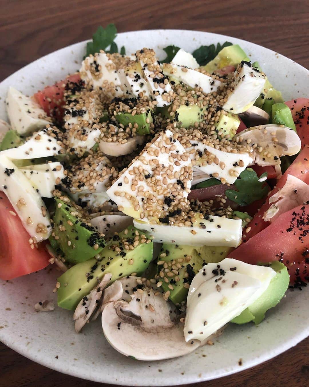 南海キャンディーズ【公式】のインスタグラム：「毎日食べてるサラダ、 と、始めて作った春巻き なぜ春を巻いてるのかな。」