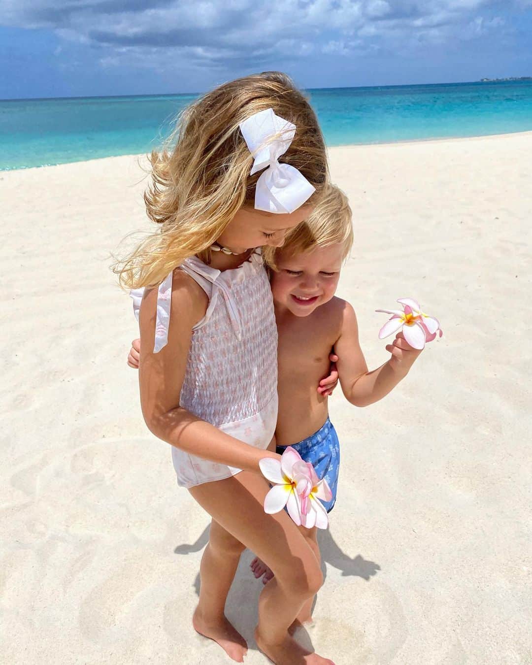 Elizabeth Chambers Hammerのインスタグラム：「Happy Earth Day. Let’s be kinder to our planet and each other. 🌎💙」