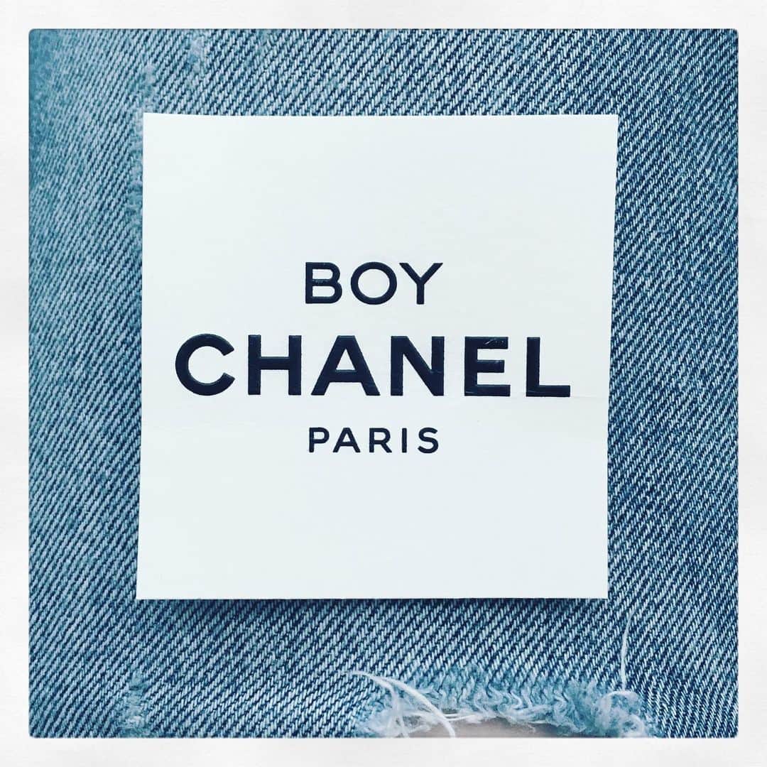 のインスタグラム：「BOY #chanel この香りすごく良かった覚えが。ジーパンのポケットから紙が出てきた🕊🌱🕊」