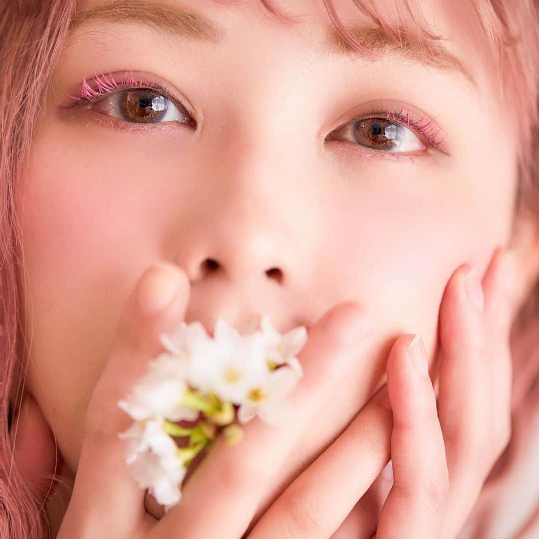 てんちむさんのインスタグラム写真 - (てんちむInstagram)「桜、おいしい🌸🌸🌸 ヒト幹細胞培養液配合美容液"NAIREA"が発売されました👏 何歳になっても私が使いたい、何歳になっても若い肌をモットーに、DDS(キレートジャパン)協力の元素敵な美容液が出来ました🥰 スキンケア自体を変えるのは抵抗ある方は沢山いらっしゃると思うので、普段のスキンケアにナイリアの美容液を足していただき、ずっとお肌を息させてほしいです❣️ 詳細はYouTubeやストーリーのハイライトに掲載しています🙆‍♀️ 医療用目薬の容器を使ってるので、防腐剤等、お肌に負担のかかるものは全てカットしています🙆‍♀️🙆‍♀️」4月23日 13時41分 - super_muchiko