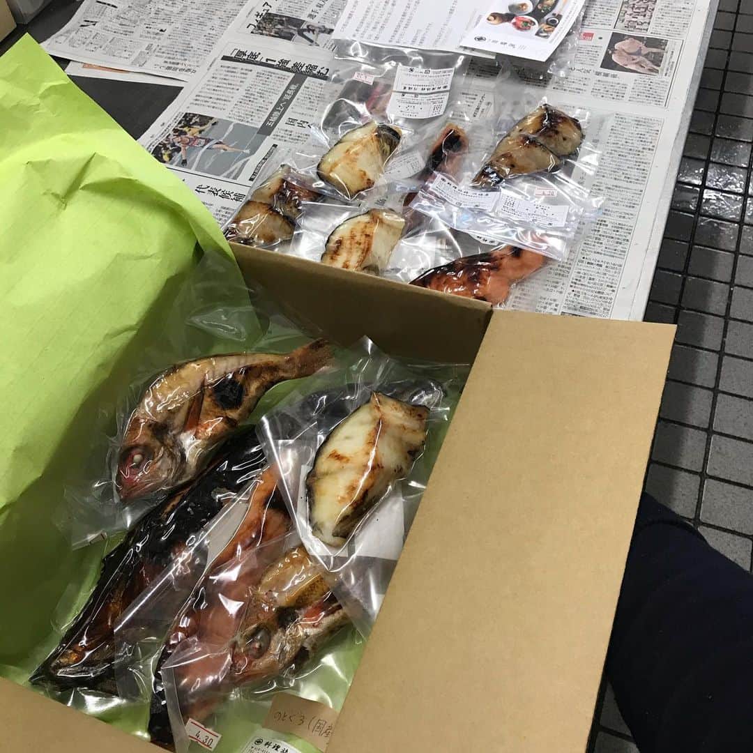 のインスタグラム：「毎度川端屋をご利用下さり誠に有難うございます😊  本日、雨ーーー☔️ですが、川端屋は元気に営業しております😆  普段のお買い物も最小限しかできず、気を張る今日この頃ですが。 私も今庄から出ていましぇん😭  ご近所様のご来店や案内させて頂いている押し寿司、焼き魚の配送。 ホームページを見てオンラインストアをご利用して下さる方が増えて、とても嬉しく💕やりがいに満ちております❤️ 一つづつ丁寧に真空包装していますので、好きな時に好きな分を温めてお召し上がり下さい🙇‍♀️ いつもありがとうございます❤️ #川端屋 #今庄 #鯖寿司  #焼き魚好き  #頑張ろう福井グルメ  #お取り寄せグルメ  #おうちごはん  #お家でプチ贅沢  www.kawabataya.jp」