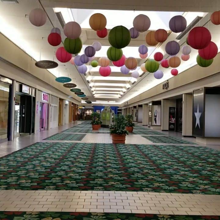 瀬川慶のインスタグラム：「Kahala Mall is open, but most stores are closed. Music without anyone, I feel like I am in the VR game... 一部のお店がオープンしているカハラモール。BGMだけが響くモール内、まるでVRゲームしてるみたいな現実... #hawaii #aloha #kahalamall #stayhome #covid19hawaii #ハワイ#アロハ　#カハラモール 　#ステイホーム 　#コロナに負けるな #一緒に頑張ろうね 　#ハワイじゃない」
