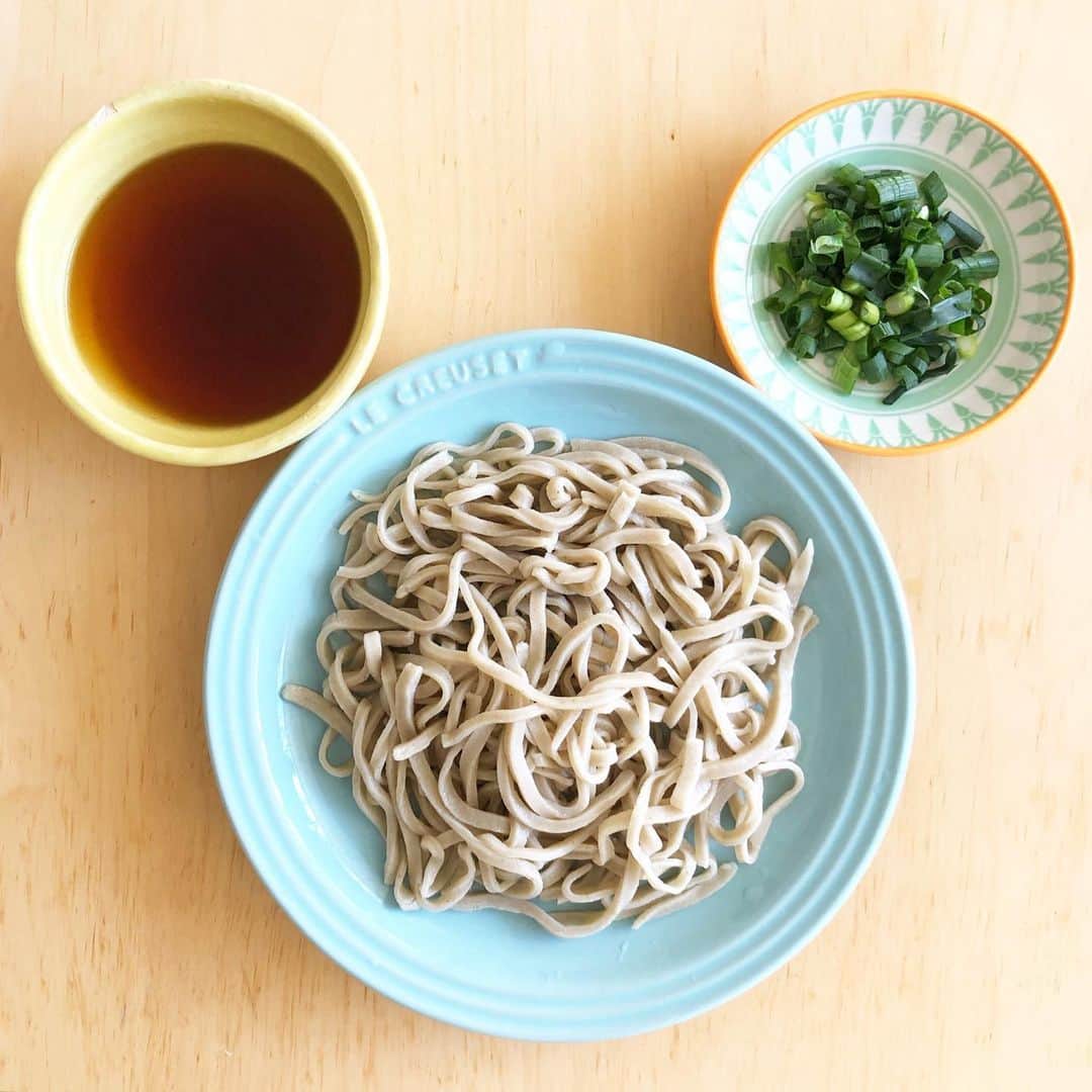 小宮山雄飛さんのインスタグラム写真 - (小宮山雄飛Instagram)「今朝も蕎麦を打つことから始めた、本日は二八。蕎麦は食べても太らない　by 富士そば。 #おうちグルメ　#そば打ち　＃隠れミッキー」4月23日 13時54分 - yuhikomiyama