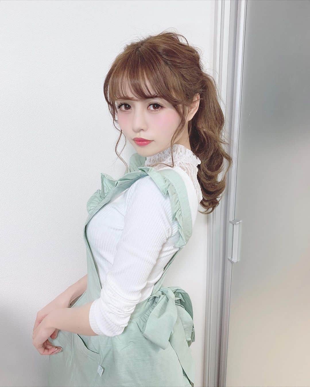 のインスタグラム：「可愛すぎるエプロンを 買ってしまいました🥺💕 . エプロンにしてはちょっと高かったけれど🥺← これでもっとお料理が楽しくなりそうです🌸 . . 前回エプロンを載せたら、質問を沢山いただいたので、エプロンの詳細はRoomに載せました💕ストーリーを見逃した方はハイライトのRoom購入品をチェックして下さいね💫 . . . . #エプロン#エプロンワンピース#エプロン女子#おうち時間#おうち#フリル#ミントグリーン#ミントカラー#ミント」