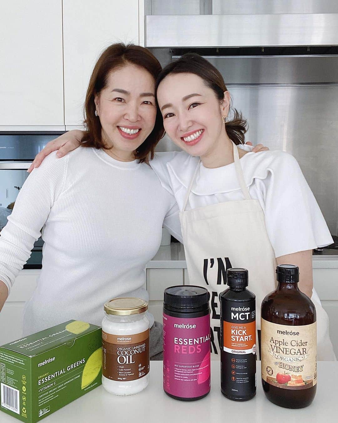 翁安芸さんのインスタグラム写真 - (翁安芸Instagram)「My best home cooking teacher👩🏻‍🍳💕 ヘルシーなお料理や調味料などアメリカに住む母から教えてもらうことも多く、離れている時もふたりでよく情報交換をしています。新しく発見の @melrosehealth_jp 早速使ってみます👍🏻 #motheranddaughter #stayhomestaysafe #kitchen #melrosehealth #メルローズヘルス」4月23日 14時15分 - akinyc