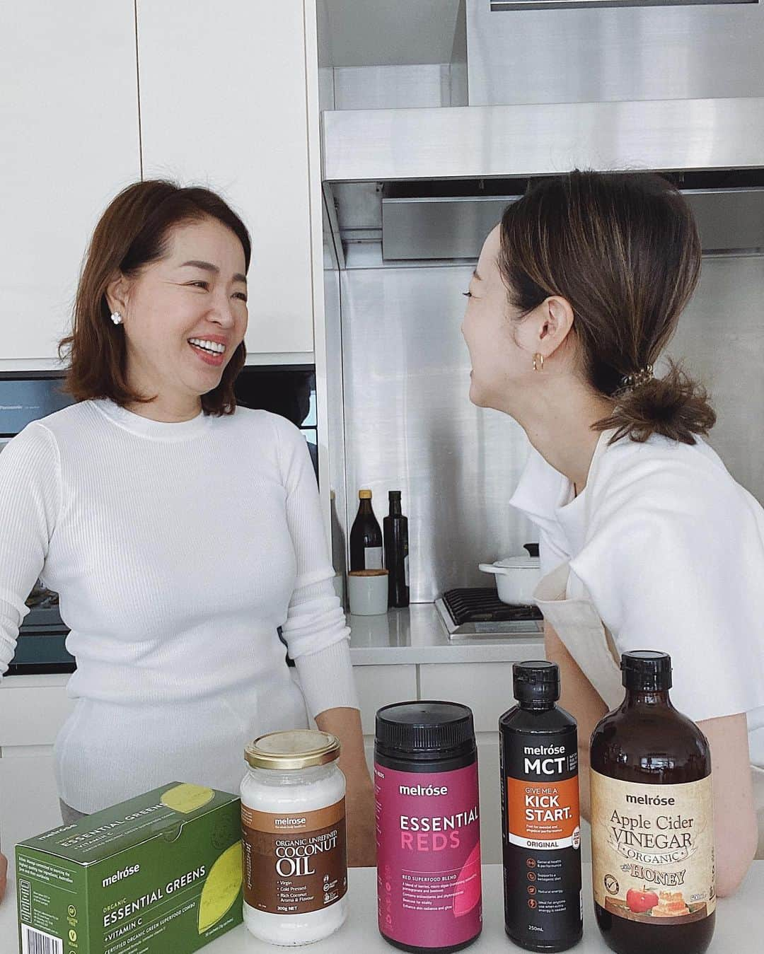 翁安芸さんのインスタグラム写真 - (翁安芸Instagram)「My best home cooking teacher👩🏻‍🍳💕 ヘルシーなお料理や調味料などアメリカに住む母から教えてもらうことも多く、離れている時もふたりでよく情報交換をしています。新しく発見の @melrosehealth_jp 早速使ってみます👍🏻 #motheranddaughter #stayhomestaysafe #kitchen #melrosehealth #メルローズヘルス」4月23日 14時15分 - akinyc