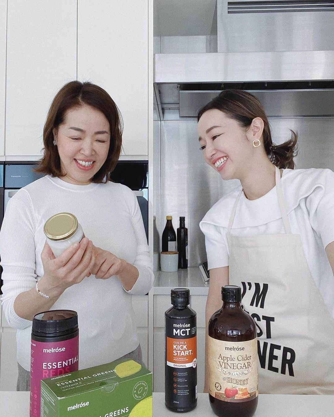 翁安芸さんのインスタグラム写真 - (翁安芸Instagram)「My best home cooking teacher👩🏻‍🍳💕 ヘルシーなお料理や調味料などアメリカに住む母から教えてもらうことも多く、離れている時もふたりでよく情報交換をしています。新しく発見の @melrosehealth_jp 早速使ってみます👍🏻 #motheranddaughter #stayhomestaysafe #kitchen #melrosehealth #メルローズヘルス」4月23日 14時15分 - akinyc