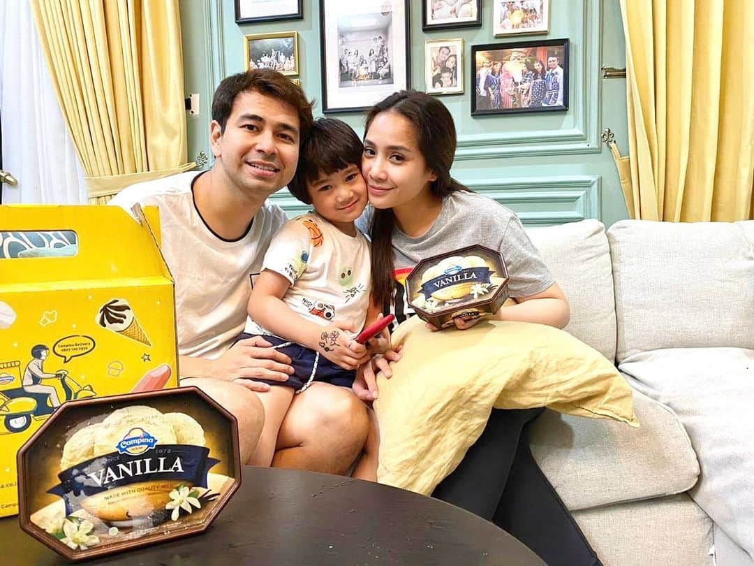 Raffi Ahmadさんのインスタグラム写真 - (Raffi AhmadInstagram)「Siang siang makan Es krim bareng keluarga jadi bikin nyegerin mood  Favorit sekeluarga nih Es krim campina rasa vanilla kemasan Family  pack yang bisa dikreasiin mama gigi sesuka hati  Yukk, buruan beli di icecreamstore.co.id atau tlp ke no 0807 100 7576. Kamu ga perlu khawatir karena kualitas delivery nya higienis dijamin oke banget dan cepet lagi  @campinaicecream」4月23日 14時14分 - raffinagita1717