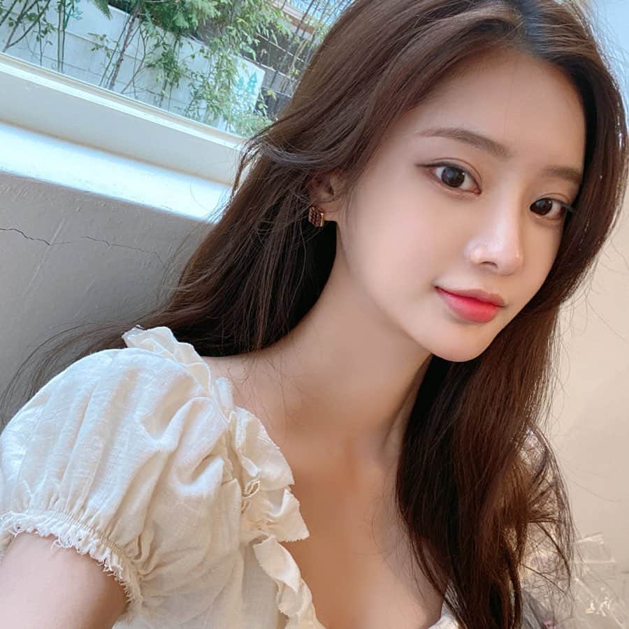 Chuuのインスタグラム：「어깨라인이 예쁜 스윗 스토리 Dress🤎 #chuuaeoul」