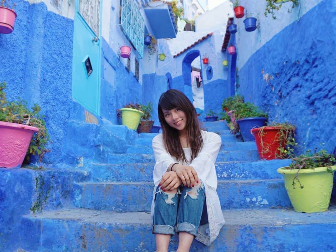 小野木里奈さんのインスタグラム写真 - (小野木里奈Instagram)「_ シャウエンの中でも有名写真スポット💙 . . . #モロッコ #シャウエン #青い街 #青の世界 #モロッコ旅行 #いつかの写真 #いつかの#モロッコ旅行 #モロッコ旅 #シェフシャウエン #旅行好きな人と繋がりたい #女子旅 #タビジョ #北アフリカ #アフリカ旅行 #旧市街 #メディナ #タビスタグラム #青の街 #コロナで気が滅入るからみんなの写真で旅行しようぜ #travel #travelphotography #morocco #moroccotravel #morocco🇲🇦 #moroccotrip #moroccophotography #chaouen #chaouen💙 #chafchaouen #chaouencity」4月23日 14時07分 - rina_onogi