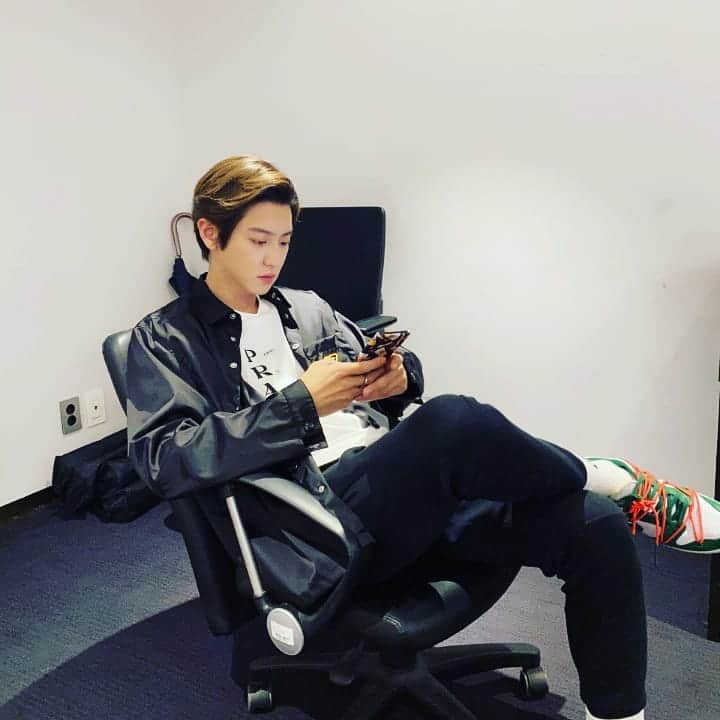 のインスタグラム：「busy @prada」