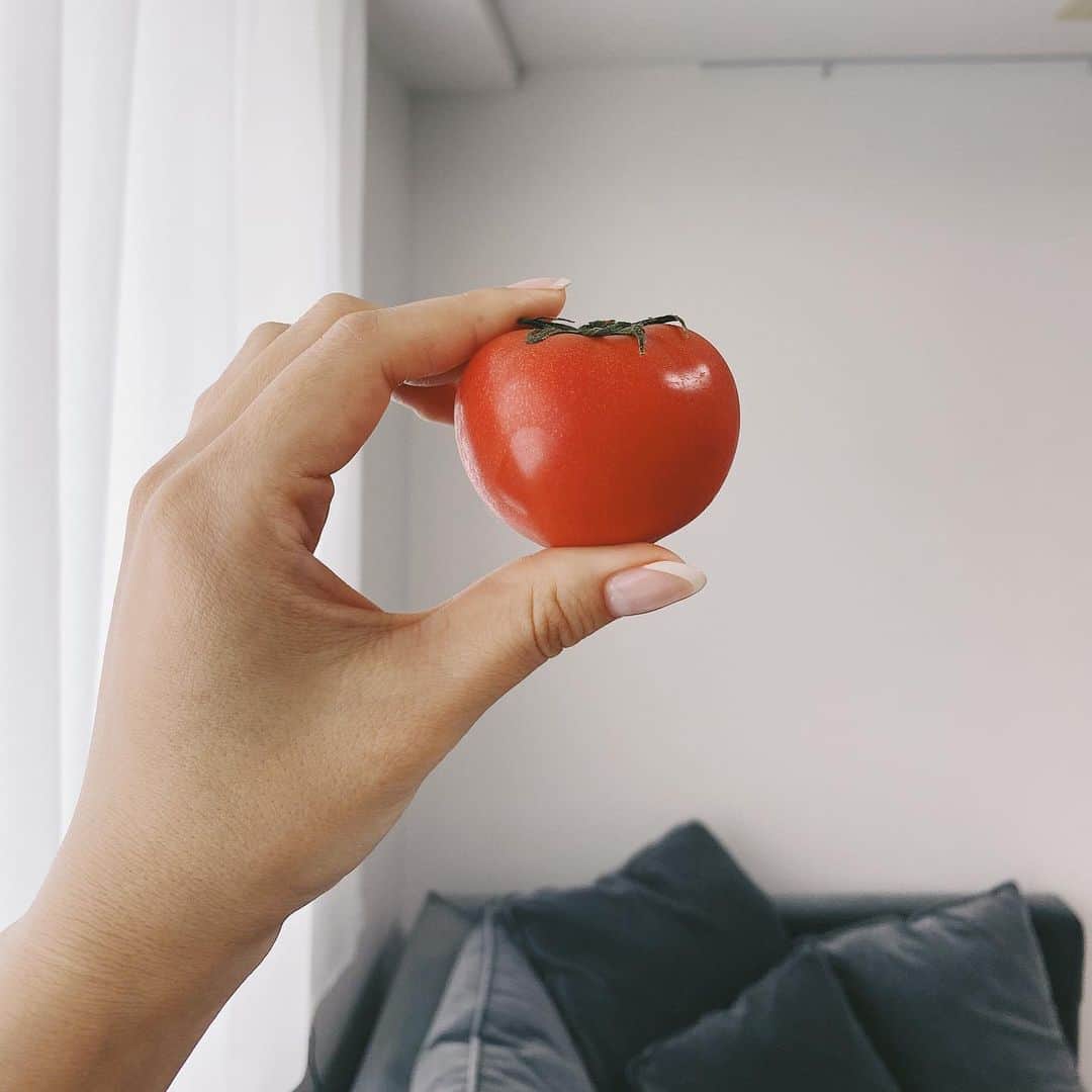 金ケ江悦子さんのインスタグラム写真 - (金ケ江悦子Instagram)「* 世界一美味しいトマト🍅 ・ ・ 見た目ももちろん美しいけど 味が…たまらなく美しい❗️✨ ・ トマトと思えない甘さで 本当に濃厚🍅 みずみずしくて 一口食べたら 美味しくて　 ほえます笑 ・ ・ 食品添加物を一切使用せず 身体にも良いので デザートや 自粛期間の楽しみとして 高級トマト🍅 #クリスタルレッド ・ おすすめ😌 私は自分へのご褒美として 1日一個、大切に食べてます〜♫ ・ ・ 佐賀県の古賀トマト農園さん✨ 数年前にこのトマトを食べて感激し 今年も楽しみにしていました〜 @kogatomato  ありがとうございます♫🍅 ・ ・ #tomato #トマト #高級トマト #古賀トマト #古賀トマト農園 #トマト大好き #美味しい食材 #今が一番美味しい時期 #佐賀県産」4月23日 14時09分 - etsuko_kanagae