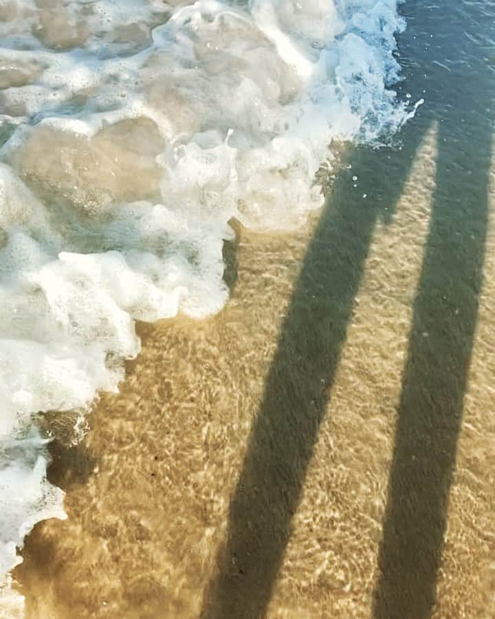 ホリー・マリー・コームズのインスタグラム：「Happy #earthday ... let’s treat her better this time around. Also chill... this was Australia one month ago where they have free testing, fever clinics, whine free contact tracing and stupid people get ticketed for their stupidity. Also .. less death. #stayhome #dontbeKaren #savedTomHanks #Australia」