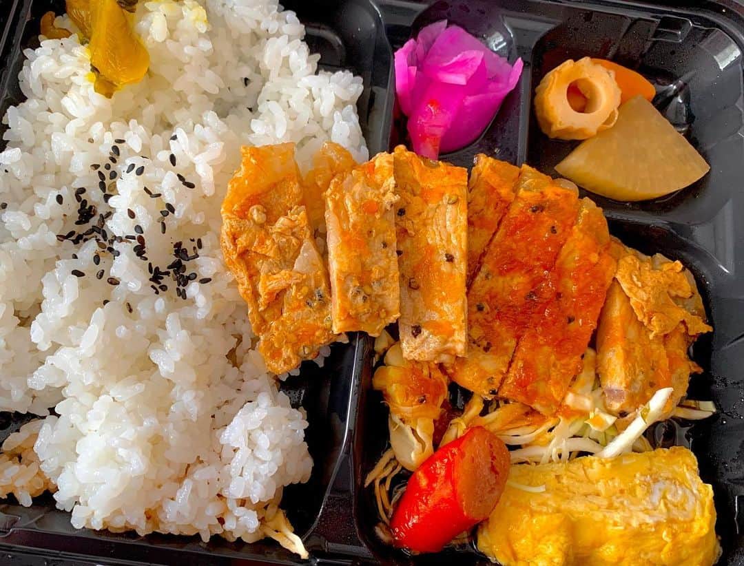 池田真一のインスタグラム：「大二、明里、しんこだがやってる お弁当うさぎのトンテキ弁当食べました！本気で美味いです！他にもからあげ弁当と日替わりもあるみたい！ 明日も11時半〜14時までやってるよ！ 皆さん行ってみてー！ 安くて美味いよー！  西心斎橋2-4-7新福二ビル前 （道頓堀ドンキの北側）」