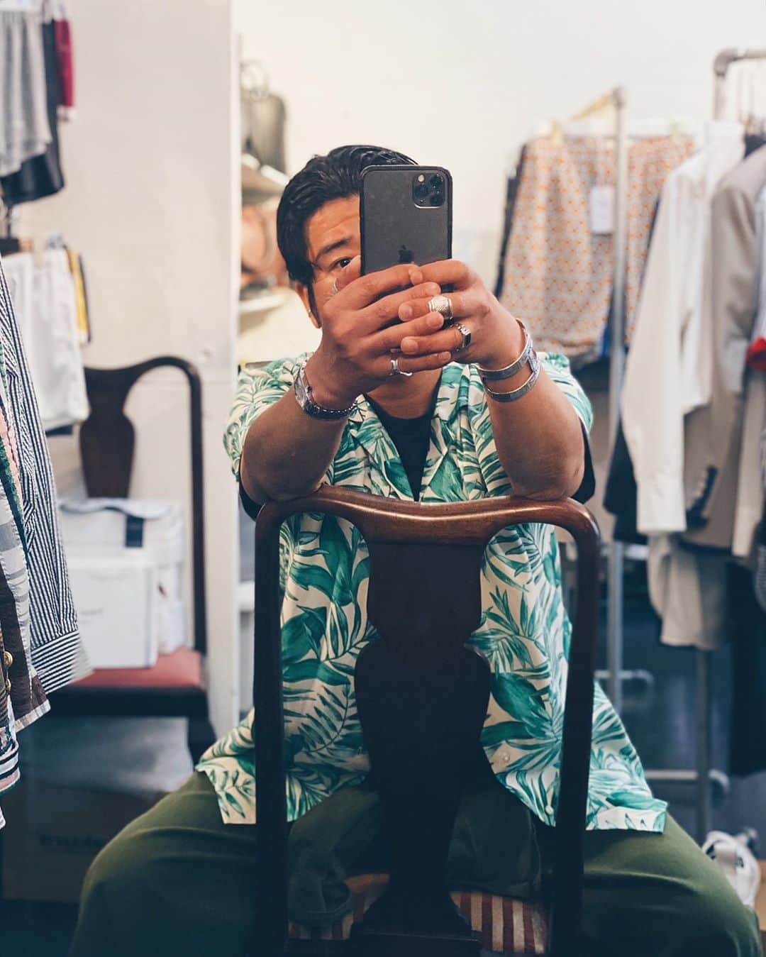 小塚源太のインスタグラム：「🙏🏽🏠🍌 #AtHomeWithBR  #BananaRepublic #menstyle #menfashion #campshirt」