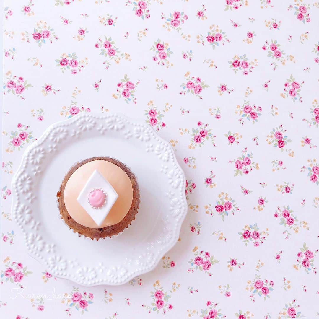 原かれんさんのインスタグラム写真 - (原かれんInstagram)「᯽ cupcake 🧁 . . . だめだかわいい♡♡♡ . . ❥﻿永遠に眺めてられる癒し系カップケーキ . . 𖧷feit en bonbons @faitenbonbons 𖧷 . . さあ、どおしよう…💭🍴 . . . #原かれん #かれんたん #nmb48  #フェッタンボンボン #faitenbonbons #おやつ #kawaii #ピンク加工 #映え #귀여워  #instagood #スイーツ巡り #sweets #新作 #instalike #love #instafood #bear #原ぺこかれんたん #ぴろぴろスイーツ #cupcakes #おうちカフェ  #맛스타그램 #stayhome」4月23日 14時28分 - karen_hara315