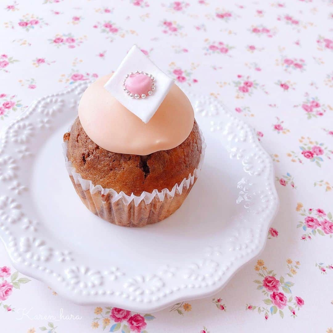 原かれんさんのインスタグラム写真 - (原かれんInstagram)「᯽ cupcake 🧁 . . . だめだかわいい♡♡♡ . . ❥﻿永遠に眺めてられる癒し系カップケーキ . . 𖧷feit en bonbons @faitenbonbons 𖧷 . . さあ、どおしよう…💭🍴 . . . #原かれん #かれんたん #nmb48  #フェッタンボンボン #faitenbonbons #おやつ #kawaii #ピンク加工 #映え #귀여워  #instagood #スイーツ巡り #sweets #新作 #instalike #love #instafood #bear #原ぺこかれんたん #ぴろぴろスイーツ #cupcakes #おうちカフェ  #맛스타그램 #stayhome」4月23日 14時28分 - karen_hara315