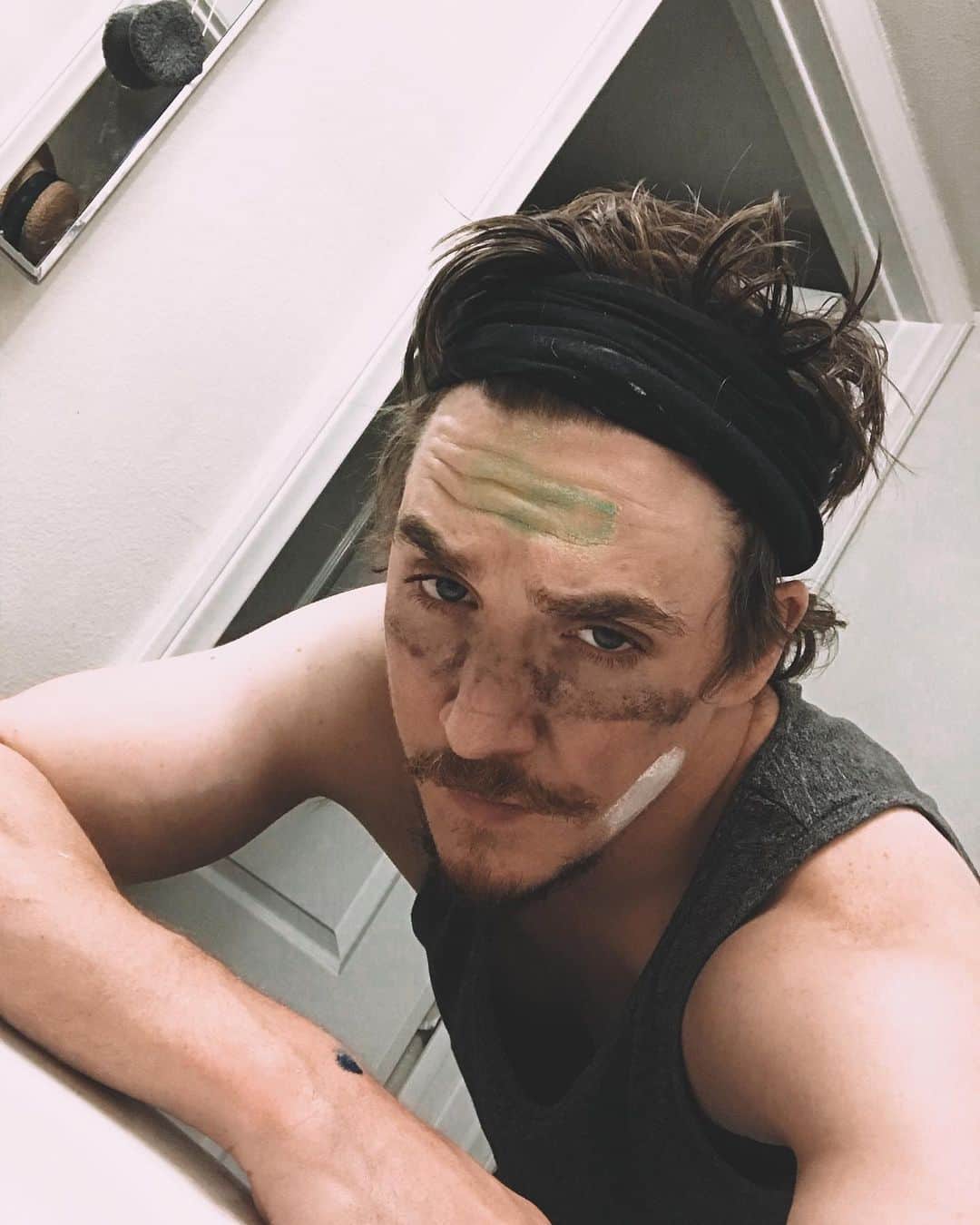 カイル・ガルナーのインスタグラム：「Today was tough.... been in a bit of a battle with the kids... tomorrow is a new day. Goodnight. 😴😴😴」