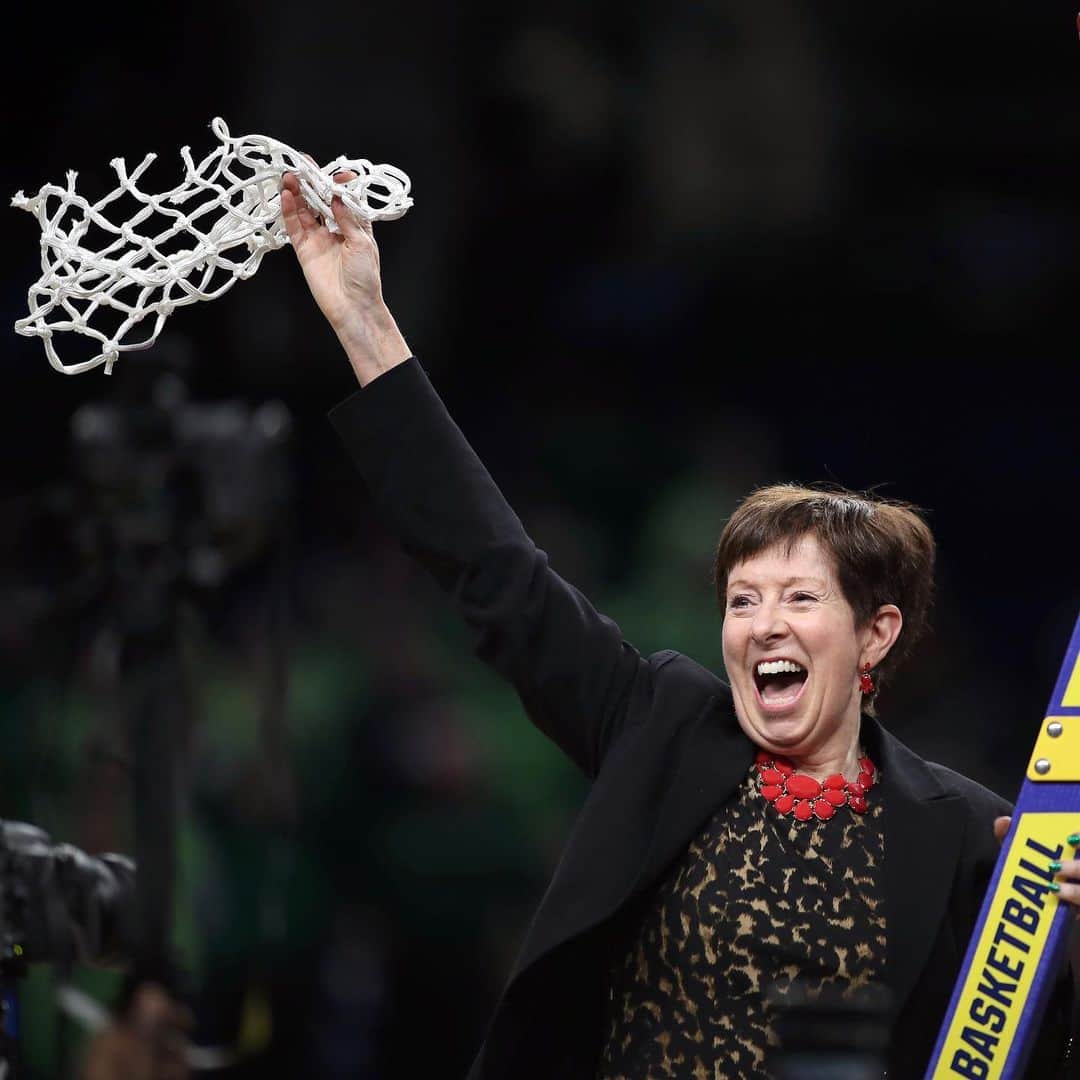 Under Armour Basketballさんのインスタグラム写真 - (Under Armour BasketballInstagram)「⁣A true trailblazer. Congratulations to @ndwbb's Muffet McGraw on a Hall of Fame career.⠀ ✅ 2x National Champion⠀ ✅ 3x Coach of the year ⠀ ✅ 9 Final Four appearances ⠀ ✅ 24 consecutive tournament appearances ⠀ #TheOnlyWayIsThrough」4月23日 5時54分 - uabasketball