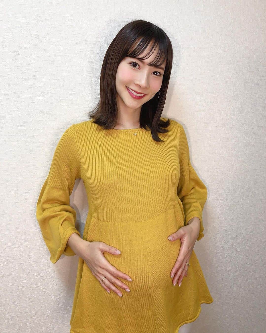 阪本智子さんのインスタグラム写真 - (阪本智子Instagram)「🎂♡ 今日で32歳になりました。  そんな誕生日に皆さんにご報告です。  私、阪本智子はこの度第一子を授かりました。  現在は安定期に入り、体調も安定してきましたのでこのタイミングでご報告させていただきます。 出産は8月末を予定しております。  初めてのこと、またこの大変な時期にということで不安な気持ちはありますが、 それ以上に新しい命を授かった喜びと、我が子に早く会いたい気持ちでいっぱいです。  今後も体調を見ながら仕事は続けて参りますので、あたたかく見守っていただけると幸いです。  無事に出産したら我が子より大きな魚を釣るぞー！  2020年4月23日 阪本智子 ＊ #32th #birthday #pregnancy #firstchild #maternity  #ご報告 #妊娠 #マタニティ #阪本智子」4月23日 6時00分 - tomoko_sakamoto423