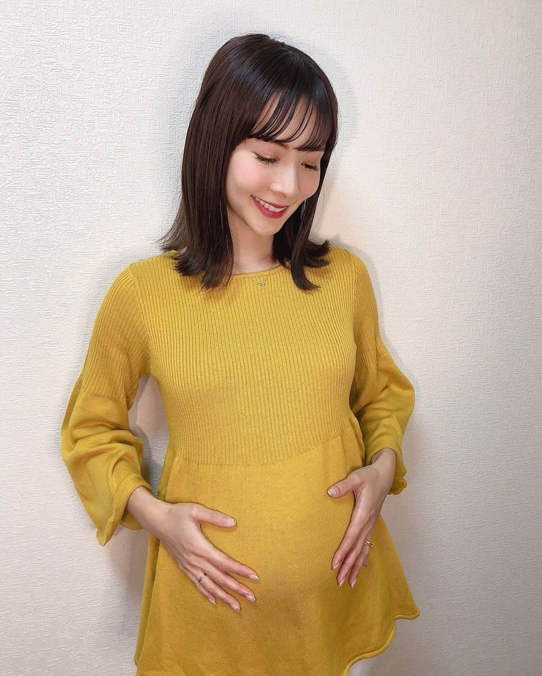 阪本智子さんのインスタグラム写真 - (阪本智子Instagram)「🎂♡ 今日で32歳になりました。  そんな誕生日に皆さんにご報告です。  私、阪本智子はこの度第一子を授かりました。  現在は安定期に入り、体調も安定してきましたのでこのタイミングでご報告させていただきます。 出産は8月末を予定しております。  初めてのこと、またこの大変な時期にということで不安な気持ちはありますが、 それ以上に新しい命を授かった喜びと、我が子に早く会いたい気持ちでいっぱいです。  今後も体調を見ながら仕事は続けて参りますので、あたたかく見守っていただけると幸いです。  無事に出産したら我が子より大きな魚を釣るぞー！  2020年4月23日 阪本智子 ＊ #32th #birthday #pregnancy #firstchild #maternity  #ご報告 #妊娠 #マタニティ #阪本智子」4月23日 6時00分 - tomoko_sakamoto423