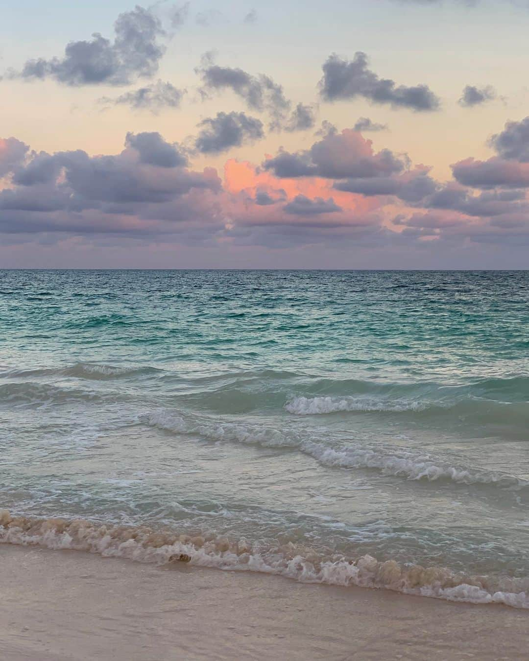 レオニー・ハンネさんのインスタグラム写真 - (レオニー・ハンネInstagram)「Happy Earth Day. 🌍  I never knew how much I could miss nature in all it’s beautiful facets. The ocean, the sound of waves and wind... I promise myself that after this, I’ll never take small things for granted and to see all the wonders every day. As Albert Einstein said: ‘There’s only two ways to live: as if nothing is a miracle or, as if everything is a miracle.’ ☁️💕 These are some pictures I took during my last vacay in Tulum, capturing our daily sunset... I went out every day to not miss a second of it.  #earthday #motherearth #tulum」4月23日 6時02分 - leoniehanne