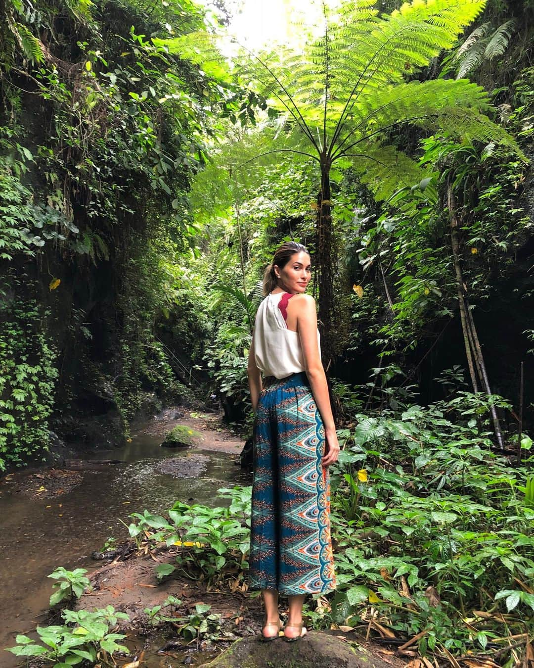 María Gabriela Isler Moralesさんのインスタグラム写真 - (María Gabriela Isler MoralesInstagram)「Respetar lo sagrado... 🌎🍃⁣ ⁣ Hoy es un simple recordatorio de que solo tenemos 1 planeta. Que se nos haga costumbre celebrarlo, respetarlo, valorarlo y cuidarlo todos los días ♥️. Y que este tiempo nos haga consientes de lo vulnerable que somos ante la naturaleza y su poder... ⁣ ⁣ ¡Que falta me hace respirar airecito puro y fresco! 💚 No se ustedes, pero amo el olor a lluvia, a tierra mojada, a flores, a grama recién podada 🌿... y ustedes? ⁣ ⁣ #EarthDay #DíaDeLaTierra #Love #Respect #Bali #Memories」4月23日 6時12分 - gabrielaisler