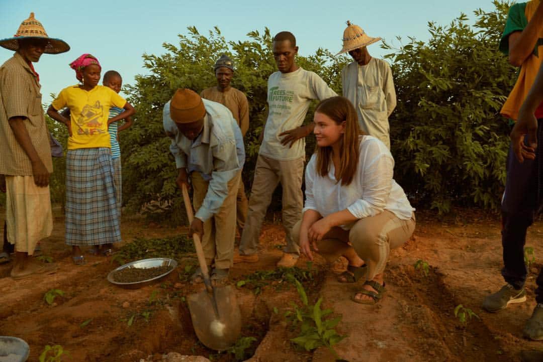 タラ・リンのインスタグラム：「Happy #EarthDay! Today I’m especially proud to support the work of @treesforthefuture. The #trees we’re planting are not only helping the planet, but they are helping the lives of the farmers that are planting them. There is so much good that we can do together, especially in this time of need. Click the link in my bio to give, get involved or learn more about #treesforthefuture 💚🌱」