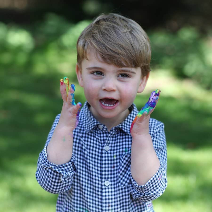 ウィリアム（ケンブリッジ公）さんのインスタグラム写真 - (ウィリアム（ケンブリッジ公）Instagram)「Sharing a sneak peek of Prince Louis’ handiwork ahead of his second birthday! 🎨 • The Duke and Duchess of Cambridge are pleased to share new images of Prince Louis, taken by The Duchess this April.」4月23日 6時30分 - princeandprincessofwales