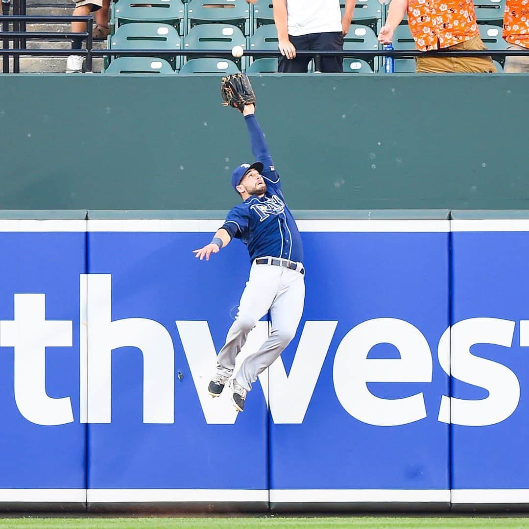 MLBさんのインスタグラム写真 - (MLBInstagram)「For Kevin Kiermaier's 30th birthday, we are giving you guys a present. Two minutes of his best highlights. 😱」4月23日 6時57分 - mlb