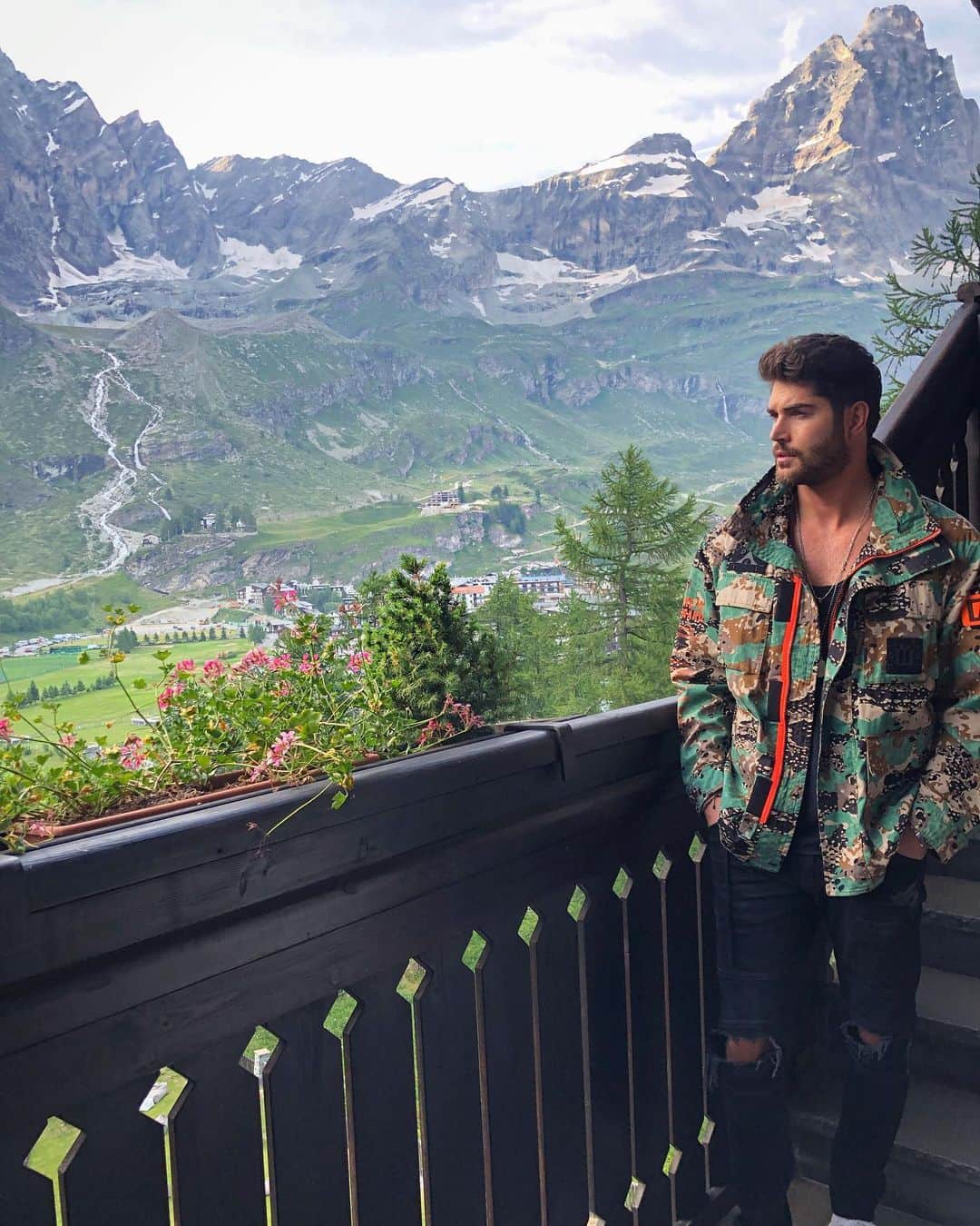 ニック・ベイトマンのインスタグラム：「Thankful I’ve had the chance to see the World from a completely different perspective 13’000 feet up 🏔🌎 #happyearthday」