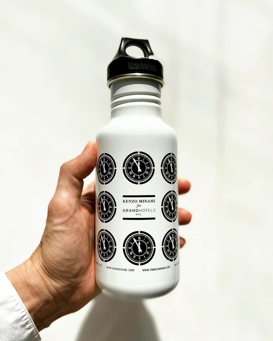 ケンゾーミナミのインスタグラム：「This is the @kleankanteen bottle I designed for #earthday collaboration with Grand Hotels NYC (@sohograndhotel & now @theroxyhotelnyc) 10 years ago. I miss the days when the #doomsdayclock was mere 5 minutes to midnight... . 10年前、#世界終末時計 がまだ零時五分前だった頃、#アースデイ　のコラボレーション用にデザインしたタンブラー。」